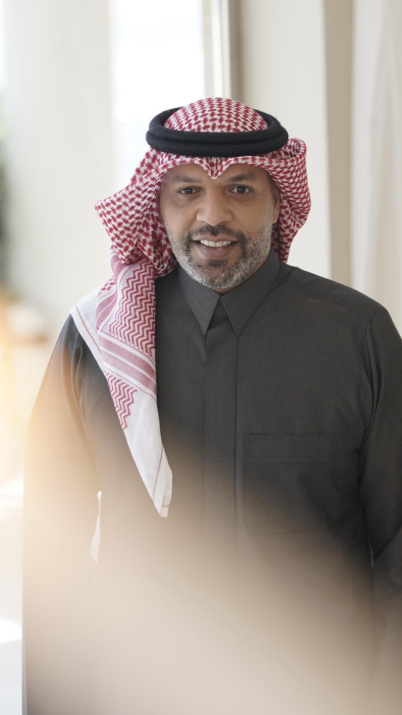 مساعد البلوشي يعزف على العود